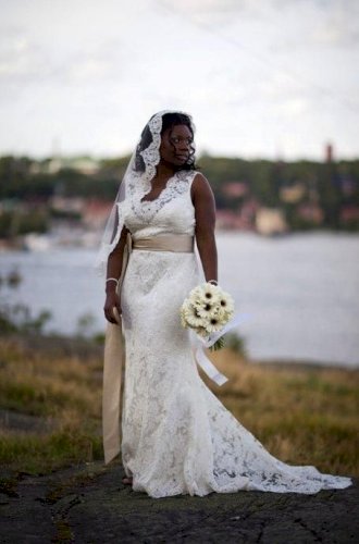 Ivory Jim Hjelm style 8663 Wedding Dress with Belt Size 16