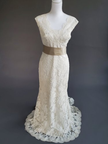 Ivory Jim Hjelm style 8663 Wedding Dress with Belt Size 16